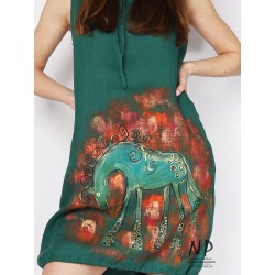 Zielona lniana sukienka z kapturem ozdobiona ręcznie malowanym koniem