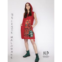Czerwona krótka lniana sukienka z kapturem ozdobiona ręcznie malowanymi wzorami