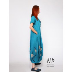 Blue linen maxi dress with short sleeves and sewn-on flowers