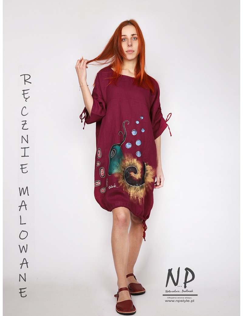 Ręcznie malowana, lniana sukienka z unikatowym wzorem, prezentująca wyjątkowy styl i naturalne piękno tkaniny