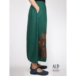 Green linen skirt decorated with hand-painted patterns, finished with a belt on an elastic band