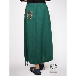 Green linen skirt decorated with hand-painted patterns, finished with a belt on an elastic band