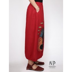 Czerwona lniana spódnica bombka ozdobiona ręcznie malowanymi wzorami, wykończona paskiem na gumce