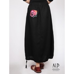 Czarna lniana spódnica bombka ozdobiona ręcznie malowanymi wzorami, wykończona paskiem na gumce