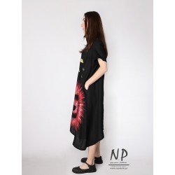 Ręcznie malowana czarna sukienka lniana midi z wydłużonymi bokami, krótkimi rękawami i kieszeniami