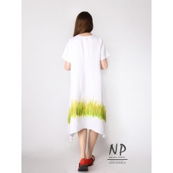 Ręcznie malowana biała sukienka lniana midi z wydłużonymi bokami, krótkimi rękawami i kieszeniami