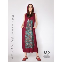 Ręcznie malowana bordowa oversizowa sukienka z kapturem, uszyta z naturalnego lnu
