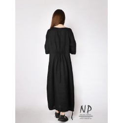 Ręcznie malowana czarna sukienka oversize, uszyta z naturalnego lnu