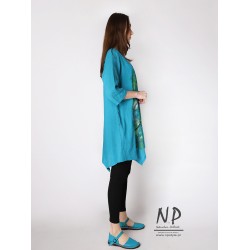 Asymmetric linen blouse with elbow sleeves decorated with hand-painted patterns