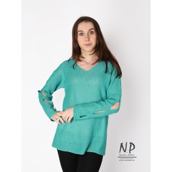 Sweter lniany w kolorze turkusowym z dziurami na rękawach i dekoltem typu serek