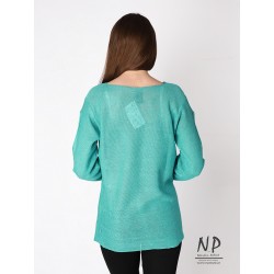 Sweter lniany w kolorze turkusowym z dziurami na rękawach i dekoltem typu serek