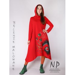 Ręcznie malowana czerwona sukienka midi z kapturem, uszyta z dzianiny bawełnianej
