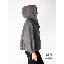 Short gray jacket with an oversize hood, made of natural steamed wool