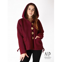 Short, burgundy jacket with an oversize hood, made of natural steamed wool