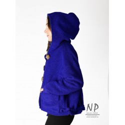 Short blue jacket with an oversize hood, made of natural steamed wool