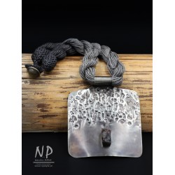 Naszyjnik z lnianych sznurków ozdobiony oryginalną zawieszką wykonaną z Nowego srebra