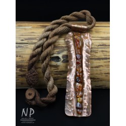 Ręcznie wykonany naszyjnik z lnianych sznurków ozdobiony zawieszką wykonaną z miedzi i drobnych bursztynów
