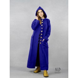 Długi niebieski zimowy płaszcz z kapturem typu oversize, uszyty z ciepłej wełny parzonej