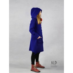 Short sapphire blue coat made of steamed wool with a hood and elongated sides
