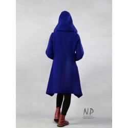 Short sapphire blue coat made of steamed wool with a hood and elongated sides