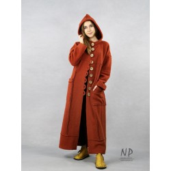 Long winter coat with an oversize hood, made of very warm steamed wool