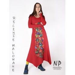 Ręcznie malowana czerwona sukienka maxi z asymetrycznym dołem, długimi rękawami i okrągłym dekoltem
