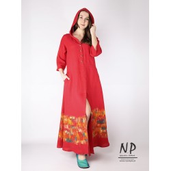 Ręcznie malowana czerwona lniana sukienka z kapturem maxi rozpinana do połowy, rękawem za łokieć oraz rozcięciem z przodu