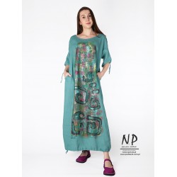 Sukienka oversize, uszyta z naturalnego lnu, ozdobiona ręcznie malowanymi wzorami