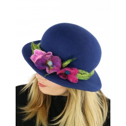 Granatowy kapelusz filcowy z małym rondem dekorowany gałązką z kwiatami