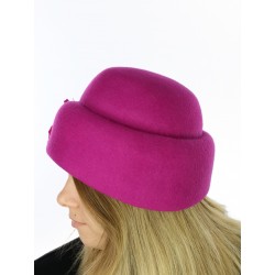 An elegant toque with a felted floral decoration