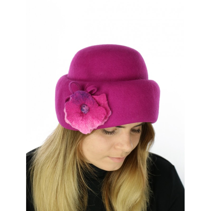 An elegant toque with a felted floral decoration
