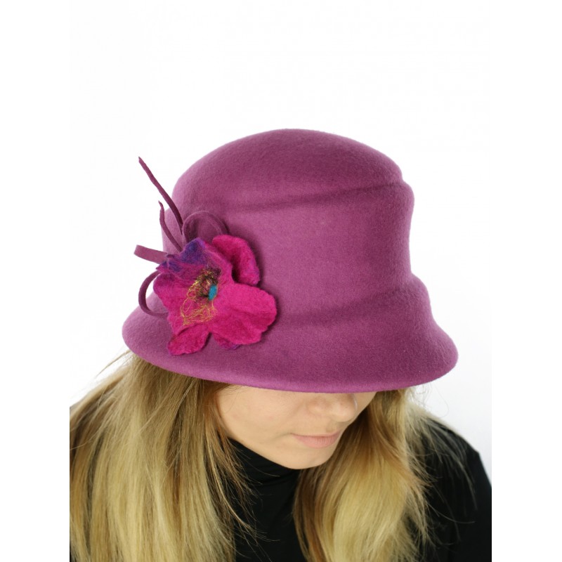 Elegant felt hat with a narrow, sloping brim
