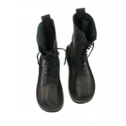 Ręcznie szyte wysokie buty skórzane w kolorze czarnym, sznurowane rzemykiem.