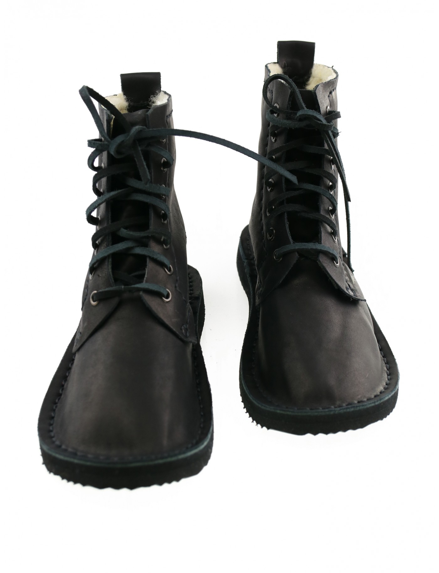 Ręcznie szyte buty skórzane w kolorze czarnym, sznurowane rzemykiem.