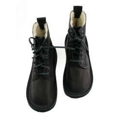Ręcznie szyte buty skórzane w kolorze czarnym, sznurowane rzemykiem.