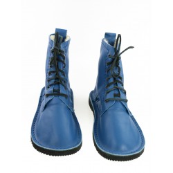 Ręcznie szyte buty skórzane w kolorze niebieskim, sznurowane rzemykiem.
