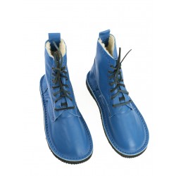 Ręcznie szyte buty skórzane w kolorze niebieskim, sznurowane rzemykiem.
