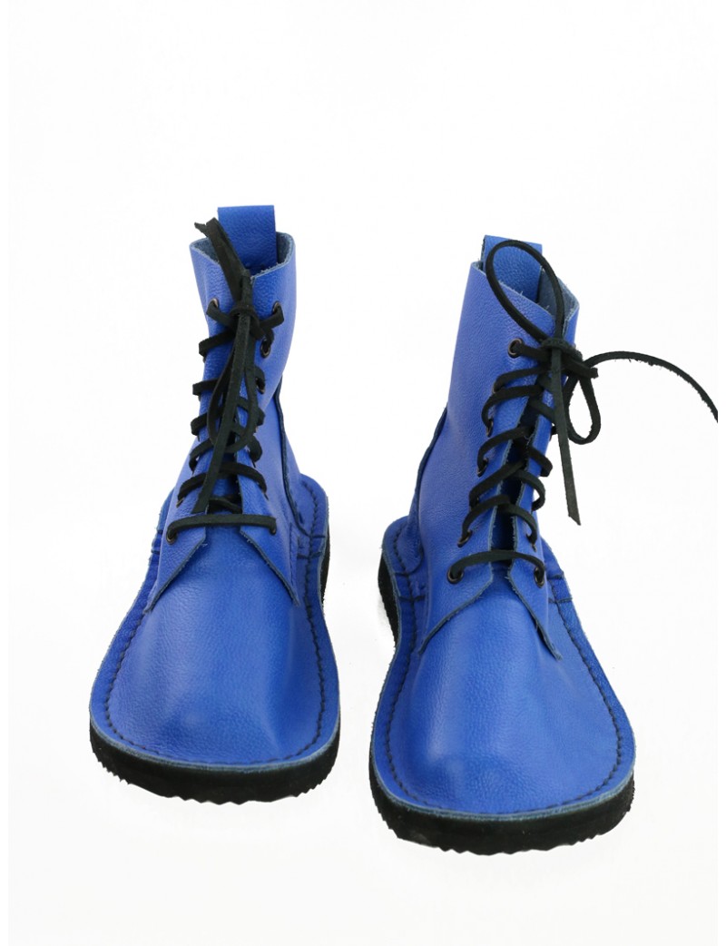 Ręcznie szyte wyższe buty skórzane w kolorze niebieskim, sznurowane rzemykiem.