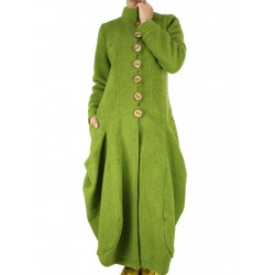 Długi zielony płaszcz zimowy uszyty z wełny parzonej