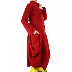Długi czerwony płaszcz zimowy uszyty z wełny parzonej