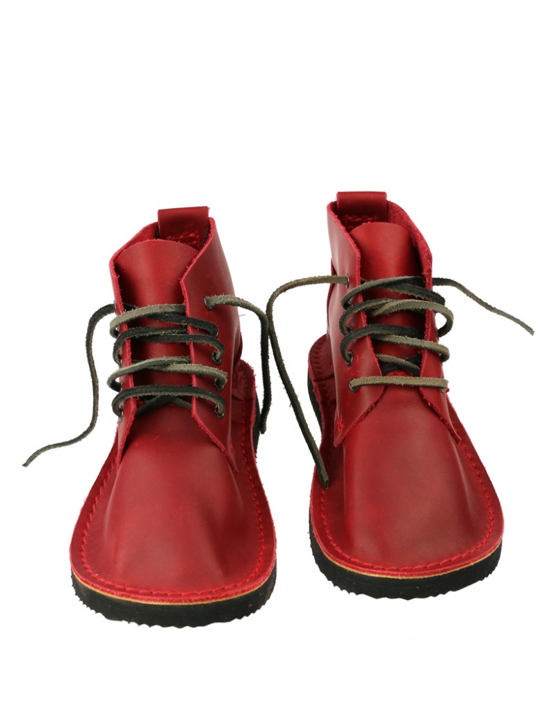 Ręcznie szyte wyższe buty skórzane w kolorze ciemnoczerwonym, sznurowane rzemykiem.