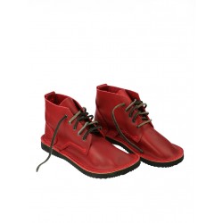 Ręcznie szyte wyższe buty skórzane w kolorze ciemnoczerwonym, sznurowane rzemykiem.