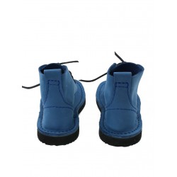 Ręcznie szyte wyższe buty skórzane w kolorze niebieskim, sznurowane rzemykiem.