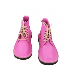 Ręcznie szyte wyższe buty skórzane w kolorze różowym, sznurowane rzemykiem.