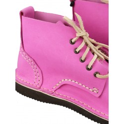 Ręcznie szyte wyższe buty skórzane w kolorze różowym, sznurowane rzemykiem.