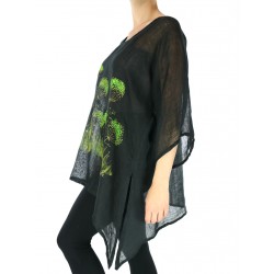 Czarna bluzka lniana z wydłużonymi bokami, ozdobiona ręcznie malowanymi kwiatami na łące